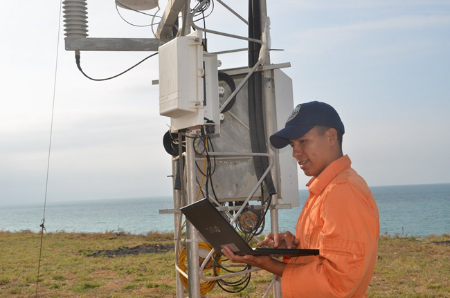 Técnicos reconfiguran estaciones meteorológicas automáticas en la costa ecuatoriana Técnicos reconfiguran estaciones meteorológicas automáticas en la costa ecuatoriana