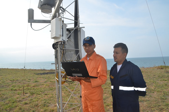 Técnicos reconfiguran estaciones meteorológicas automáticas en la costa ecuatoriana Técnicos reconfiguran estaciones meteorológicas automáticas en la costa ecuatoriana
