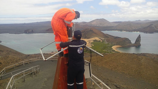 Mantenimiento de faro de la isla Bartolomé en la región Insular