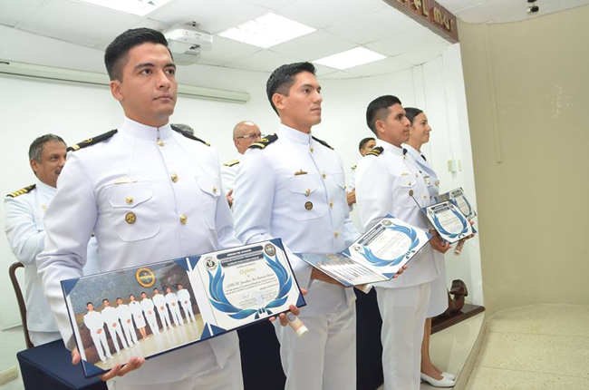 Ocho oficiales de la Armada del Ecuador se graduaron como Hidrógrafos