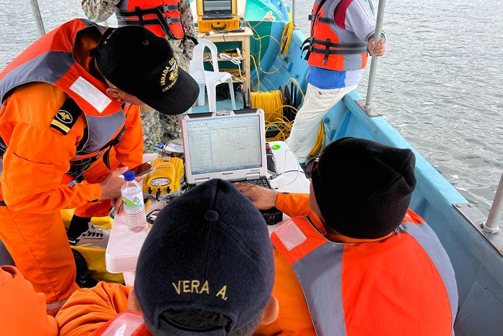 Técnicos del Inocar realizaron levantamiento batimétrico para localizar una embarcación  en el lecho del Lago San Pablo