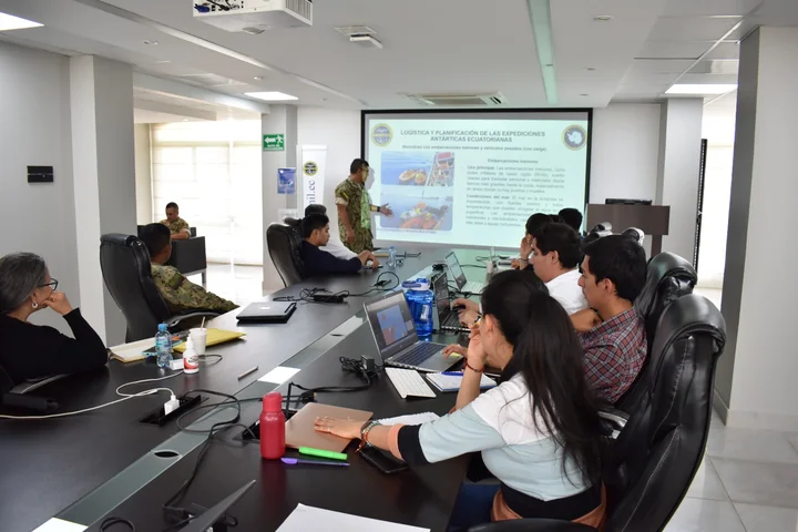 Curso de Preparación para la XXVIII Expedición Antártica Ecuatoriana curso preantartico 121124